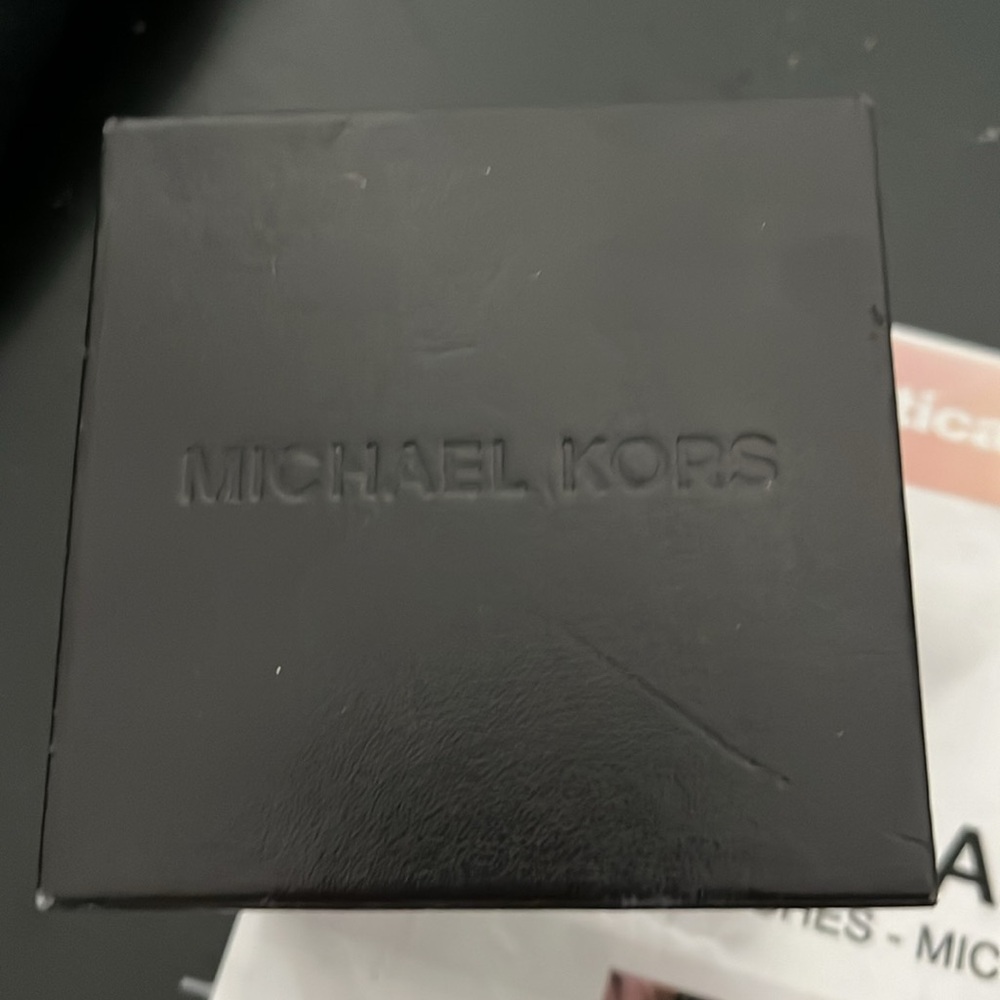 Michael Kors
Champagne colored/Gold toned steel Ø24 mm - Picture 5 of 15